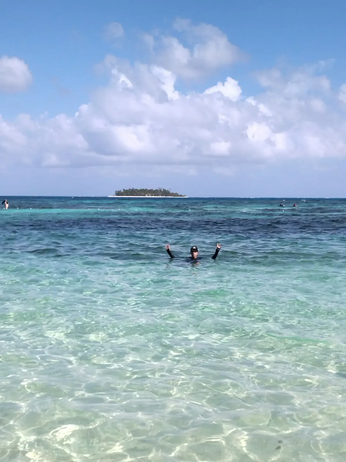 Playa paradisíaca de agua cristalina y palmeras en San Andrés - Agencia de viajes Olas Travel